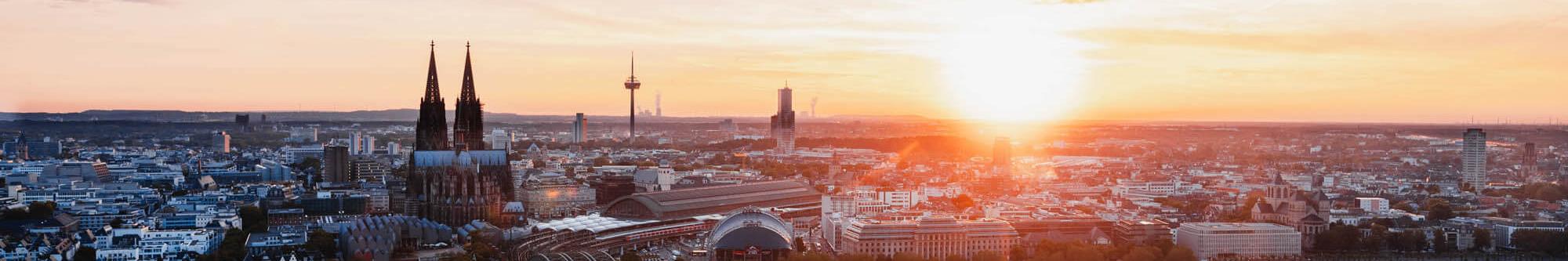 Sonnenuntergang fotografiert von der linken Rheinseite. Man sieht den Kölner Dom und die Hohenzollernbrücke.