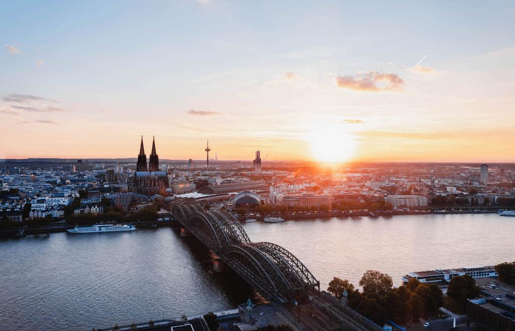 Sonnenuntergang fotografiert von der linken Rheinseite. Man sieht den Kölner Dom und die Hohenzollernbrücke.